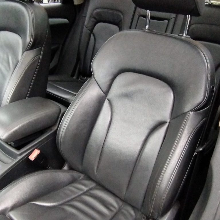 Schwarzer Ledersitz im Fahrzeug mit ergonomischem Design.